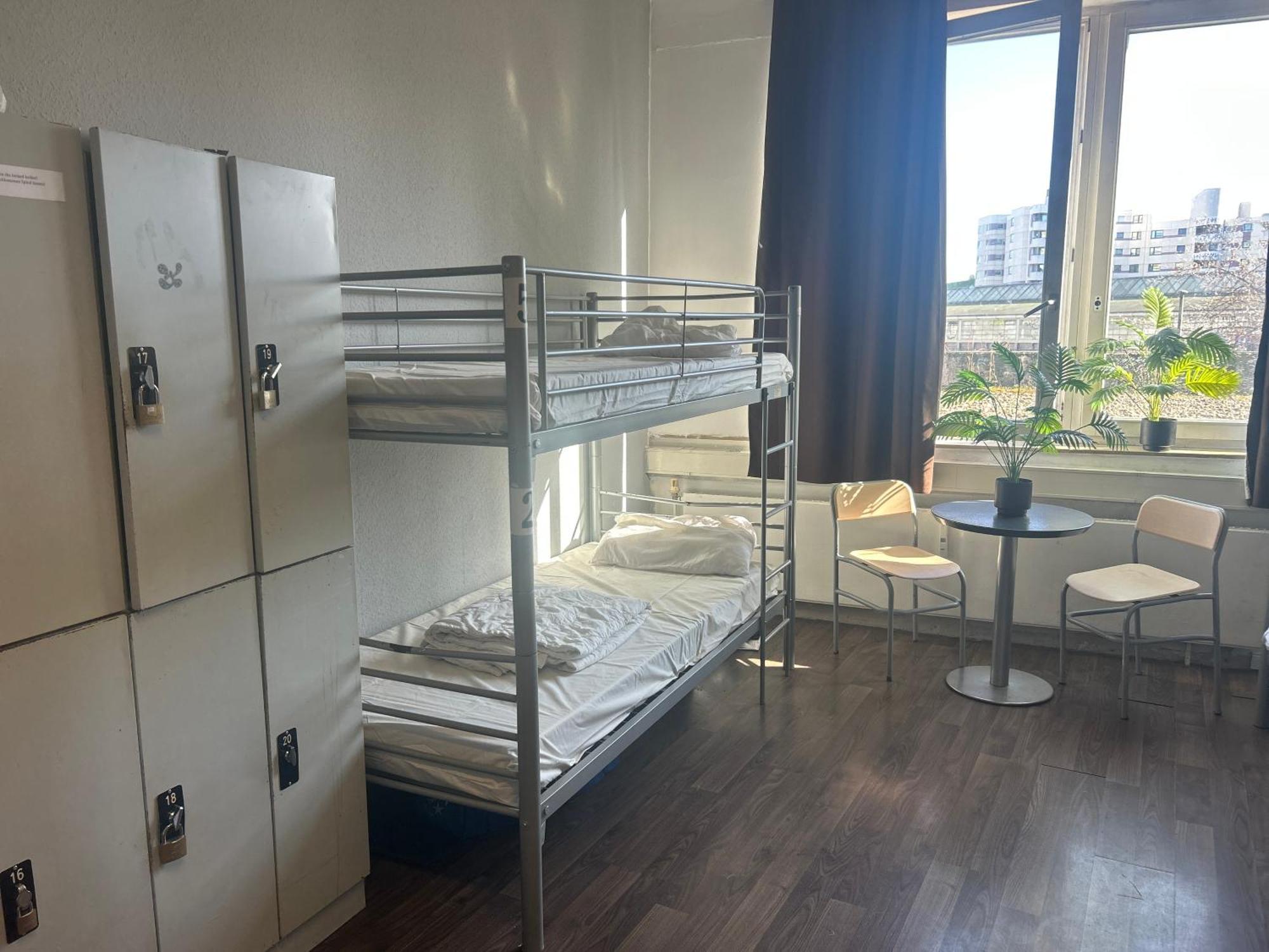 Cama en habitación compartida de 8 camas